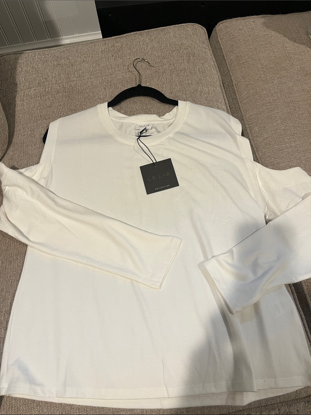 Le Lis cold shoulder long Sleeve Crewneck Shirt in White